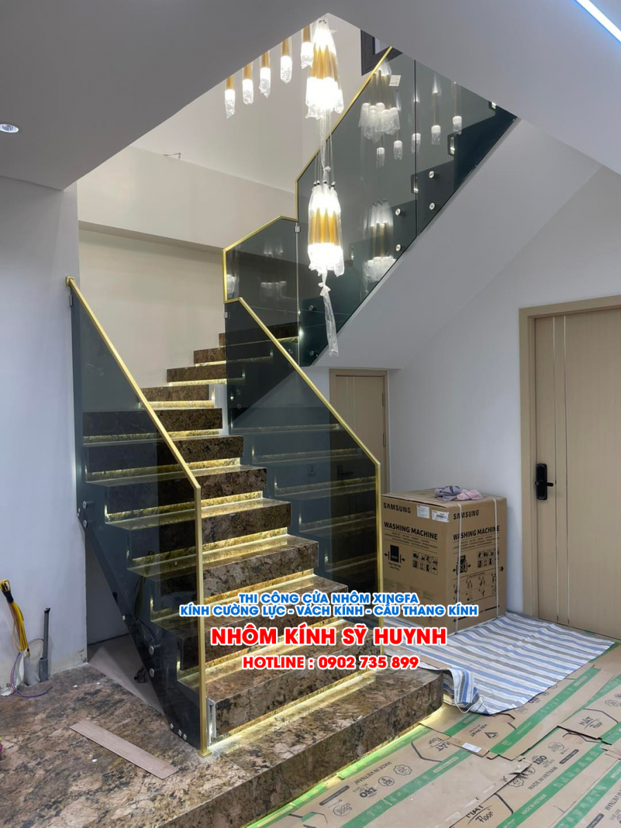 cầu thang kính xám khói đà nẵng